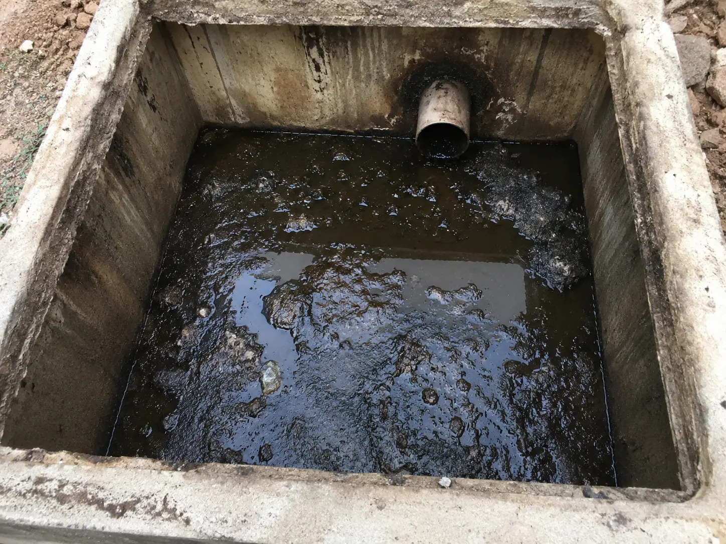Antes da limpeza: fossa séptica residencial em Bacaxá, Saquarema