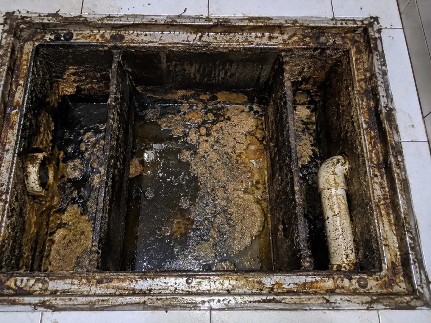 Antes da limpeza: caixa de gordura comercial em Centro, Saquarema